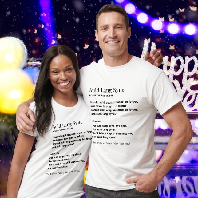 Camiseta Auld Lang Syne Lyrics New Year Party Personalized (A t-shirt featuring the first verse and chorus of "Old Lang Syne", ideal for New Year celebrations)