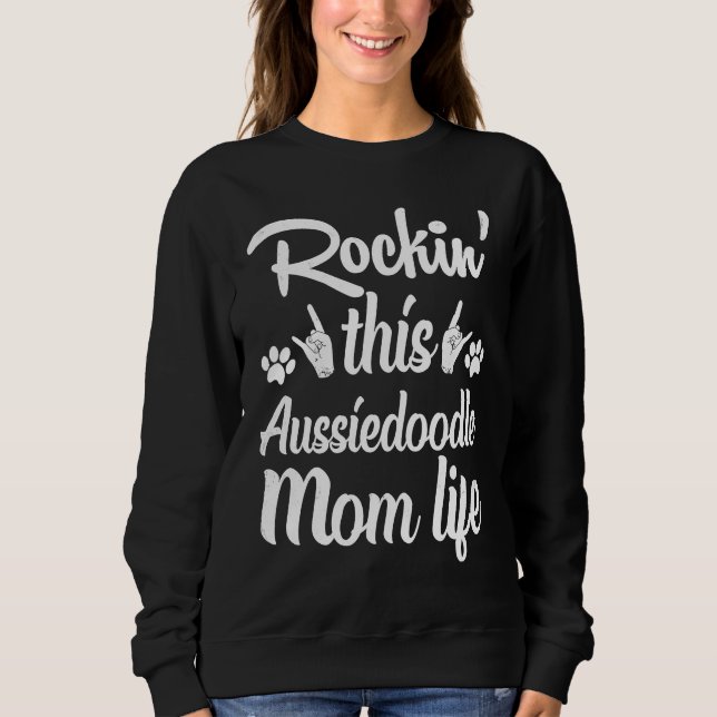 Camiseta Aussiedoodle Mom Rockin' This Dog Mom life Owner M (Frente)