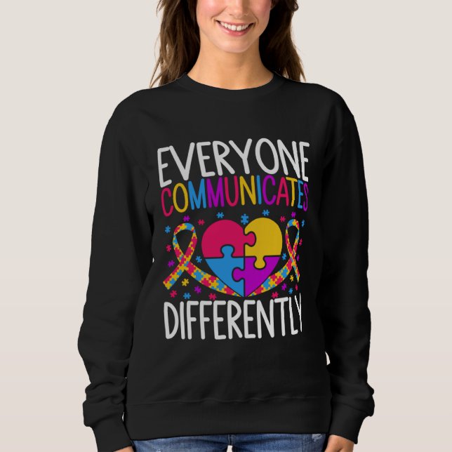 Camiseta Autism Awareness  Everyone Communicates Differentl (Frente)
