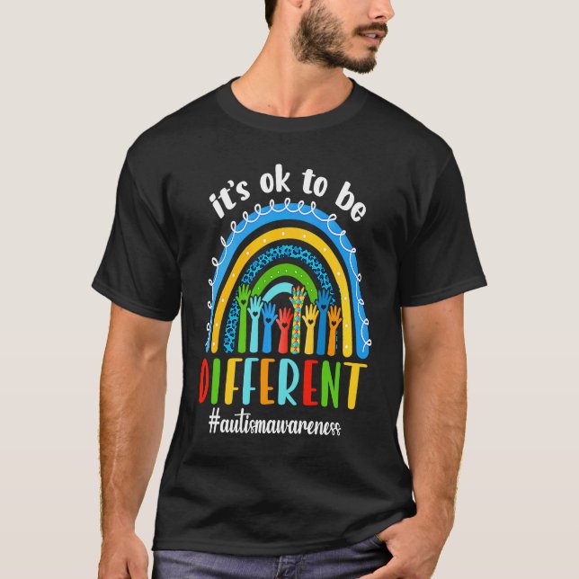 Camiseta Autism Awareness Rainbow Hand Heart Its Ok To Be D (Frente)