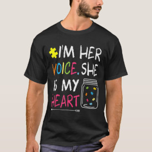 Camiseta Autismo-Autista Em Sua Voz Ela É Meu Coração Autis