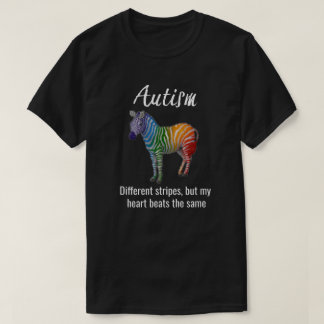 Camiseta Autismo - "listras diferentes" com o T colorido da