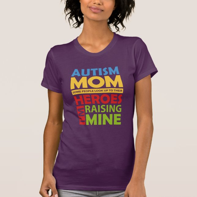 Camiseta Autismo Mamãe Levantando Meu Herói Novidade (Frente)