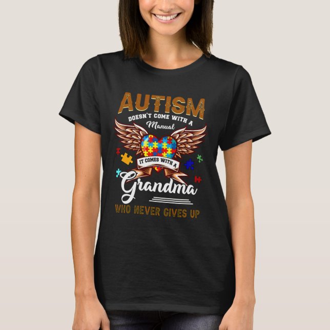 Camiseta Autismo Não Vem Manualmente Vem Uma Avó (Frente)