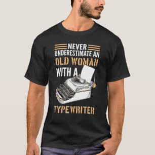 Camiseta Autor Nunca Subestime Uma Mulher Velha Com Um Tipo