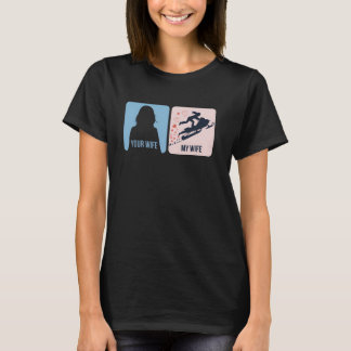 Camiseta Aventura de Moto de Neve da Sua Esposa vs da Minha