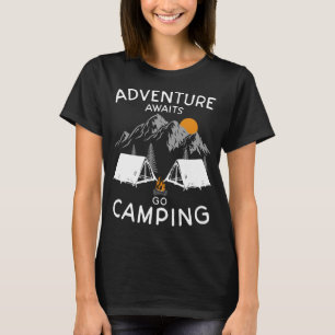 Camiseta Aventura espera, acampam na natureza para caminhar