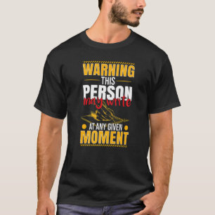 Camiseta Aviso A Esta Pessoa Pode Escrever Em Qualquer Mome