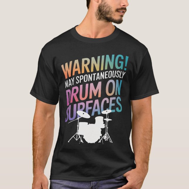 Camiseta Aviso de Baterista Pode Tamborilar Espontaneamente (Frente)