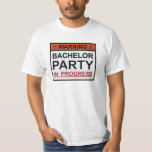 Camiseta Aviso de despedida de solteiro em andamento<br><div class="desc">Aviso,  despedida de solteiro em andamento! Aconselha-se cautela,  beber e outras possíveis atividades adultas. Cole esta placa na frente da festa,  pois não há como voltar atrás!</div>