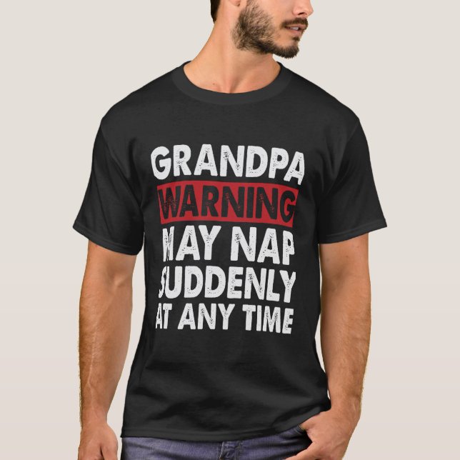 Camiseta Aviso do avô, pode dormir repentinamente a qualque (Frente)