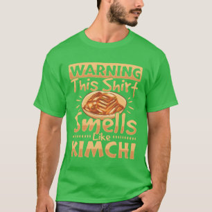 Camiseta Aviso: Ele cheira como comida coreana Kimchi garot