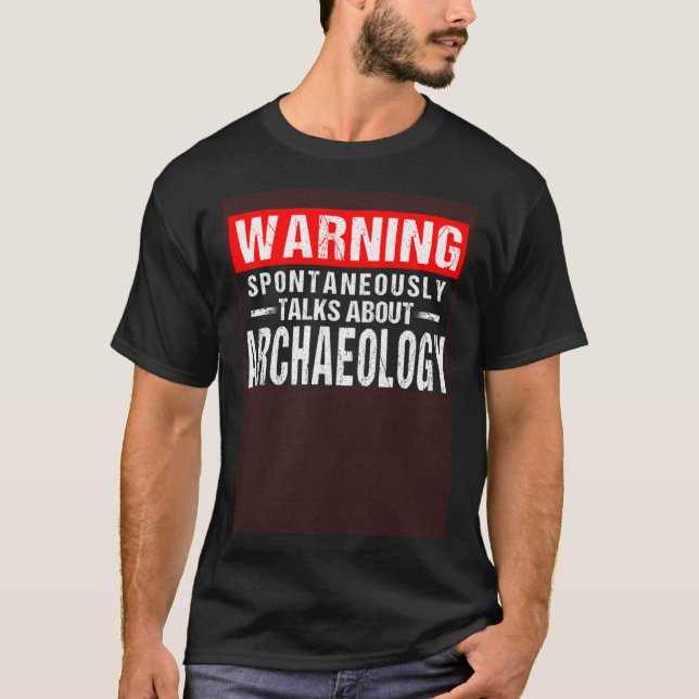 Camiseta Aviso Espontaneamente Fala Sobre Arqueologia (Frente)