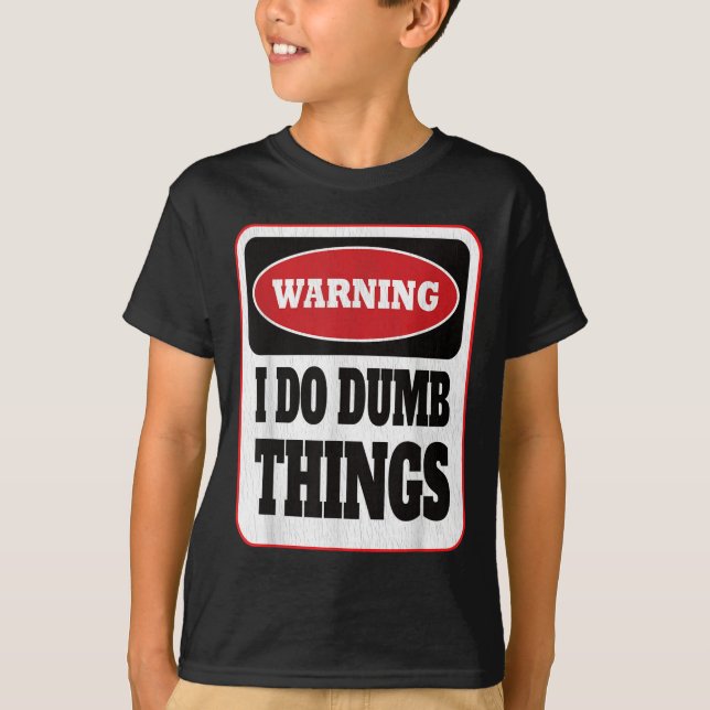 Camiseta Aviso Eu Faço Coisas Idiotas - Sarcasmo Estudioso  (Frente)