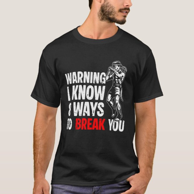 Camiseta Aviso Eu Sei 8 Maneiras de Quebrar Você Muay Thai  (Frente)