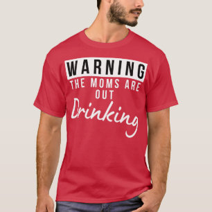 Camiseta Aviso: O Bebendo Do Mães Está Fora Correspondendo