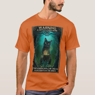 Camiseta Aviso Para O Convidado Porque Uma Bruxa Vive Aqui