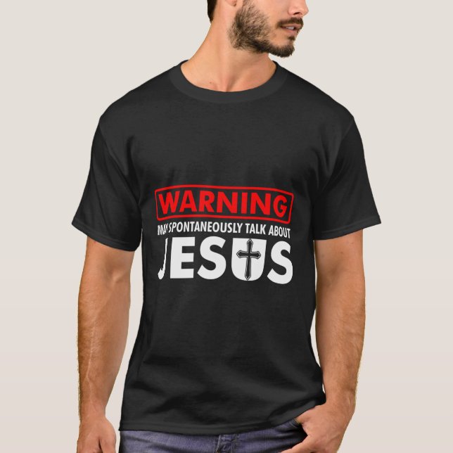 Camiseta Aviso Pode Falar Espontaneamente Sobre Jesus Engra (Frente)
