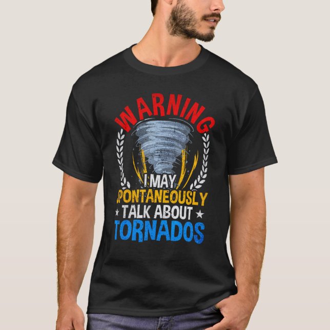 Camiseta Aviso Pode Falar Espontaneamente Sobre Tornados (Frente)