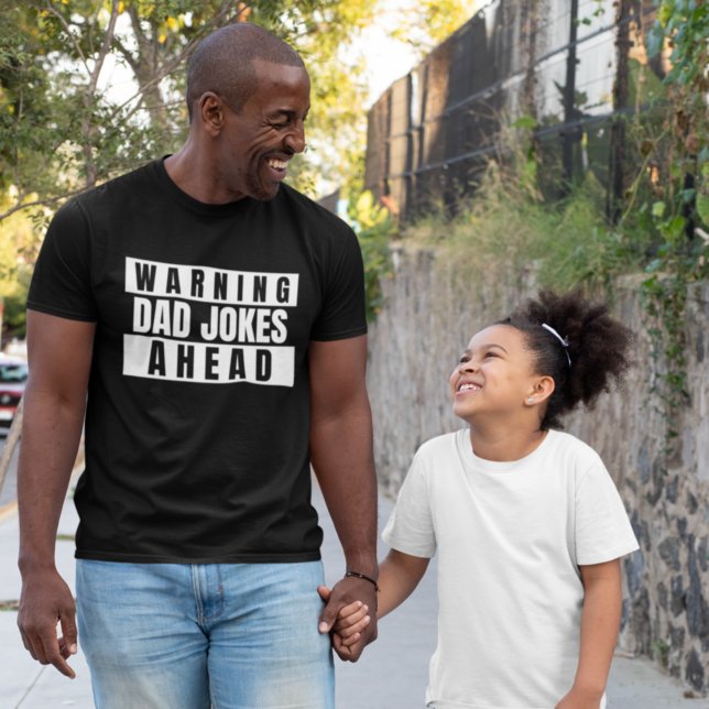 Camiseta Aviso sobre Piadas do Pai à Frente (Warning, dad jokes ahead t-short from Ricaso. A fun shirt for a father that tells the best dad jokes)