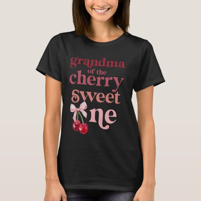 Camiseta Avó da Cherry Sweet One Coquette First Bir (Frente)