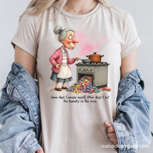 Camiseta Avó Engraçada Colocando Roupa para Lavar no Forno