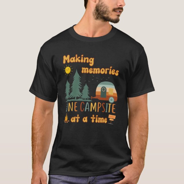 Camiseta Awesome Camping Making Memories One Campsite At A  (Frente)