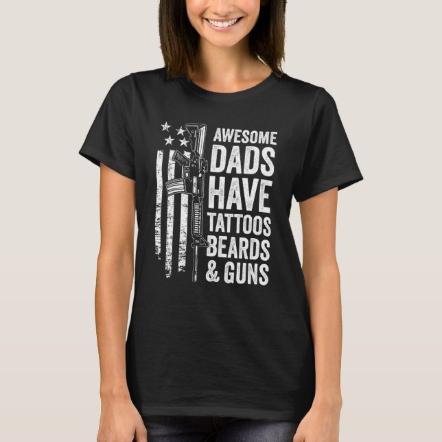 Camiseta Awesome Dads Have Tattoos Beards & Guns Fathers Da (Frente)