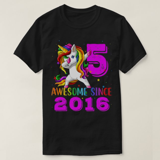 Camiseta Awesome Since 2016 Rainbow Unicorn Dabbing 5th Bir (Frente do Design)