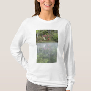 Camiseta Azáleas refletindo em um lago durante o início