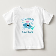 Camiseta azul de tubarão com nome de bebê personal