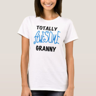 Camiseta azul e presentes da avó totalmente