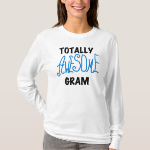 Camiseta azul e presentes do grama totalmente