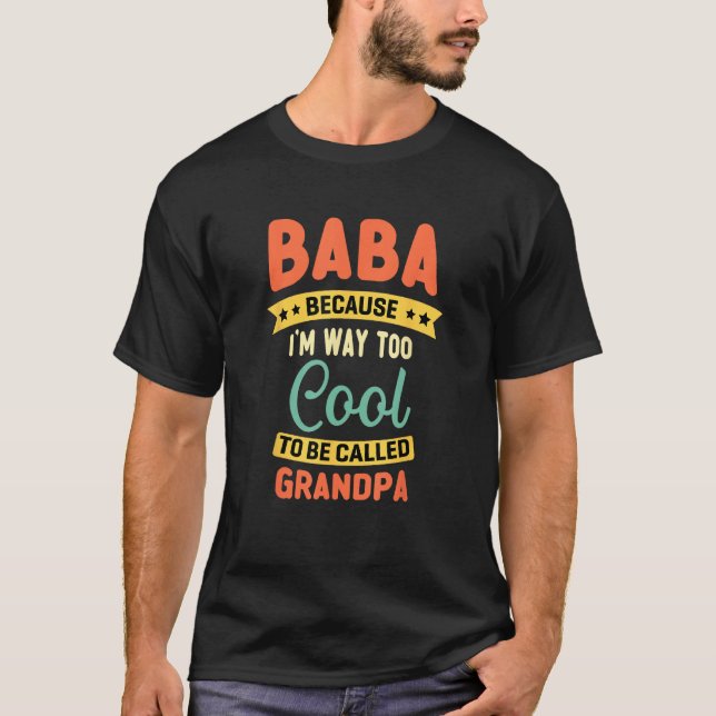 Camiseta Baba Because I m Too Cool To Be Called Grandpa Fat (Frente)