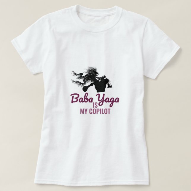 Camiseta Baba Yaga É Minha Camisa-Piloto (Frente do Design)