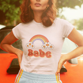 Camiseta Babe Retro Daisy Rainbow Groovy 70s Bachelorette