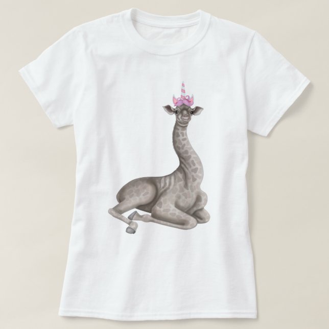 Camiseta Baby Giraffe with a Unicorn Hat (Frente do Design)