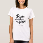 Camiseta Bachelorette de Noiva da Caligrafia Moderna<br><div class="desc">Esta simples e elegante camiseta da Tribo Bride com nome personalizado pode fazer um presente perfeito de solteira! Personalize-o facilmente com o seu nome.</div>