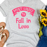Camiseta Bachelorette do grupo engraçado provavelmente cai<br><div class="desc">Esta camiseta engraçada é perfeita para algumas boas risadas. Apresenta um design humorístico e moderado, com uma mensagem perfeita "Muito provável de se apaixonar". Um design hilário que faz você se sentir bem e rir alto com senso de humor. Uma obrigação para a festa de solteira e/ou para a solteira....</div>