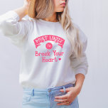 Camiseta Bachelorette do Grupo Funny Provavelmente Quebra C<br><div class="desc">Esta camisa engraçada de suor é perfeita para algumas boas risadas. Apresenta um design humorístico e iluminado, com a mensagem perfeita "Muito provável de partir o coração". Um design hilário que faz você se sentir bem e rir alto com senso de humor. Uma obrigação para a festa de solteira e/ou...</div>