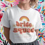 Camiseta Bachelorette do Nome da Bridesmaid da Praça Noiva<br><div class="desc">Comemore sua solteira com esta camiseta super divertida,  com tipografia de groovy,  flores de margarida,  data personalizada,  localização e nome de caligrafia elegante. Adicione facilmente seus próprios detalhes clicando na opção "personalizar".</div>