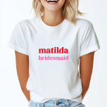 Camiseta Bachelorette Mínimo Vermelho e Rosa de Bridesmaid<br><div class="desc">Este design personalizado da Bridesmaid apresenta uma tipografia retrô ousada em vermelho-cereja e rosa-pincel. Você pode personalizar facilmente o nome e a função ou adicionar sua mensagem personalizada! O perfeito acessório elegante para uma proposta de dama de honra ou de solteira!</div>