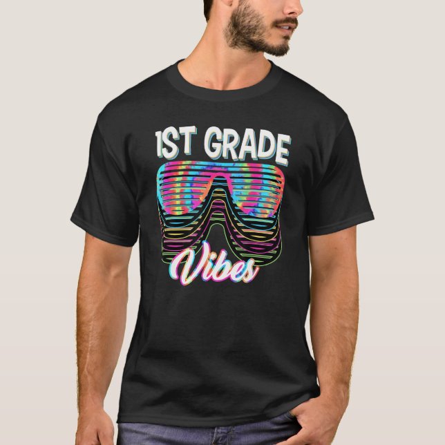 Camiseta Back To School 1st Grade Vibes Girls Boys Tie Dye (Frente)