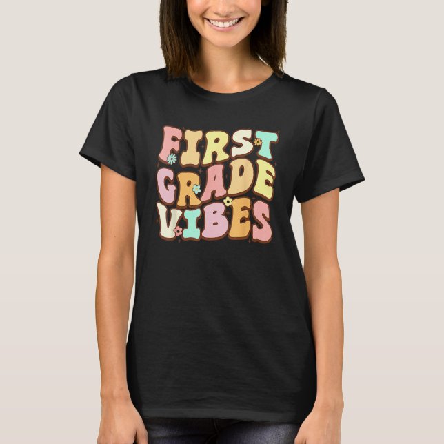 Camiseta Back To School Groovy First Grade Vibes 1st Grade  (Frente)