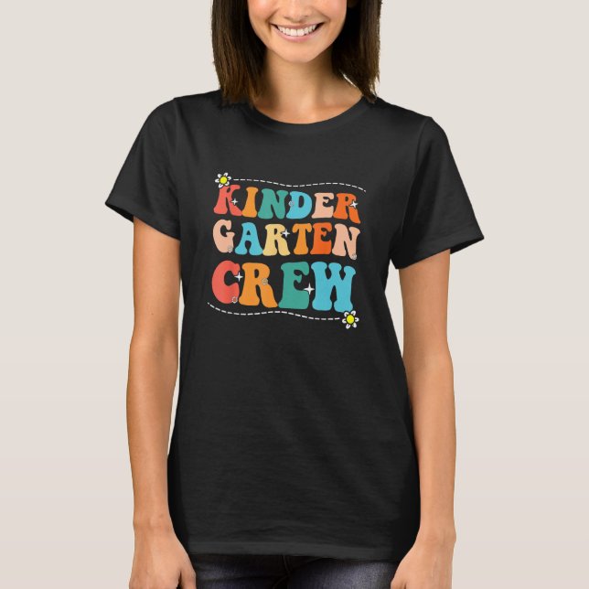 Camiseta Back To School Kindergarten Crew Groovy Retro Teac (Frente)