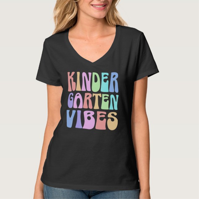 Camiseta Back to School Kindergarten Vibes First Day Teache (Frente)