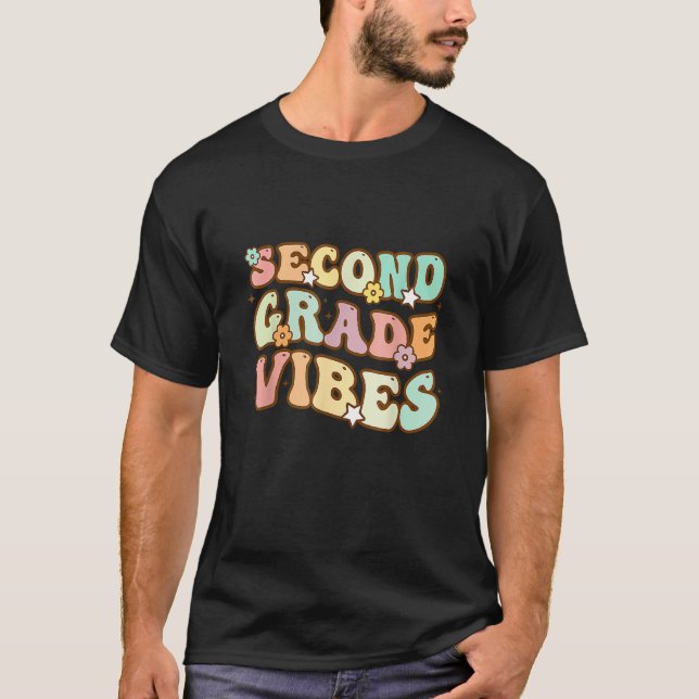 Camiseta Back To School Kindergarten Vibes Groovy Teacher W (Frente)