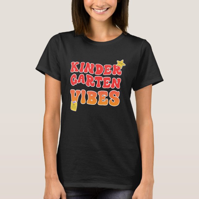 Camiseta Back To School Kindergarten Vibes Retro Teacher Wo (Frente)