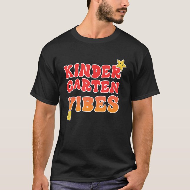 Camiseta Back To School Kindergarten Vibes Retro Teacher Wo (Frente)