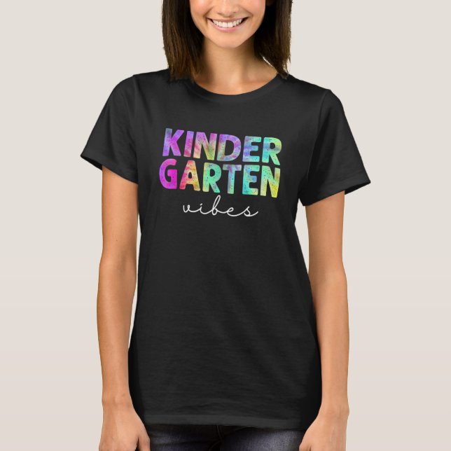Camiseta Back To School Kindergarten Vibes Student Teacher  (Frente)